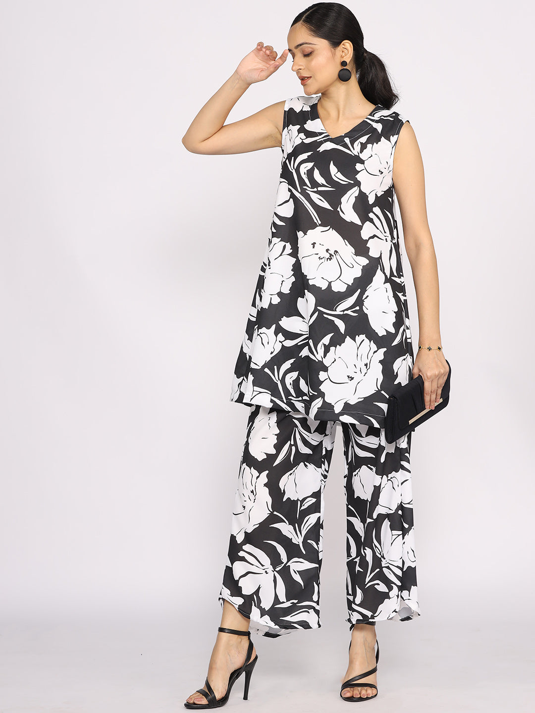 Black&White Printed V-Neck Sleeveless Kurti - BlackTulips