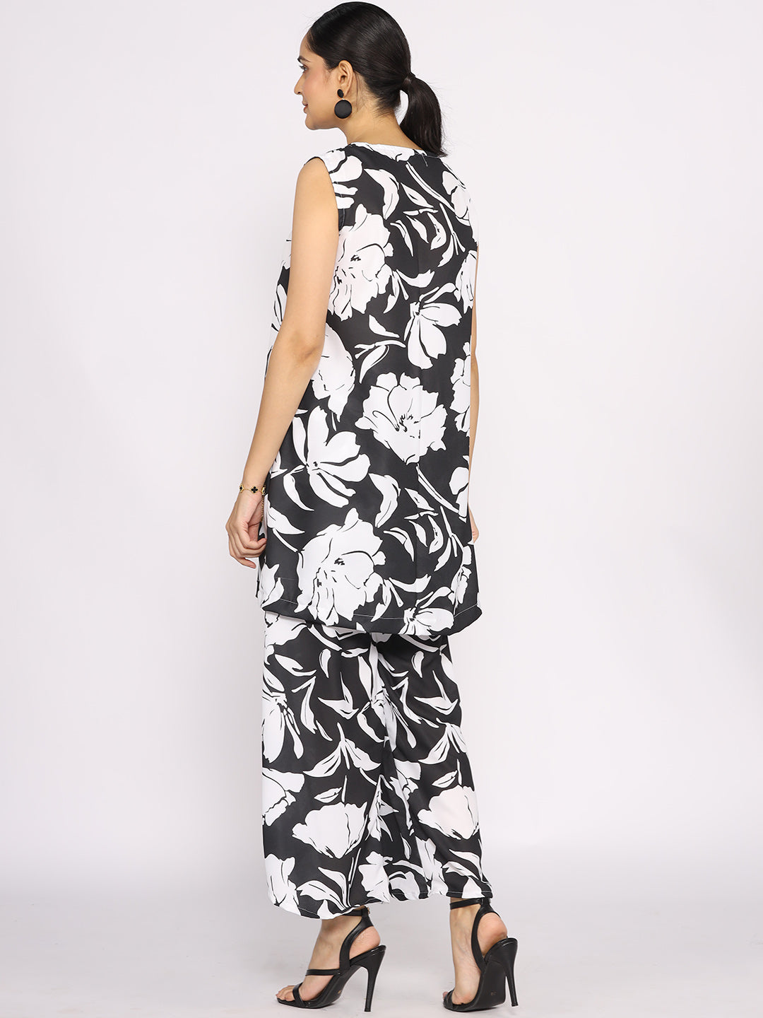 Black&White Printed V-Neck Sleeveless Kurti & Curved Palazzos - BlackTulips